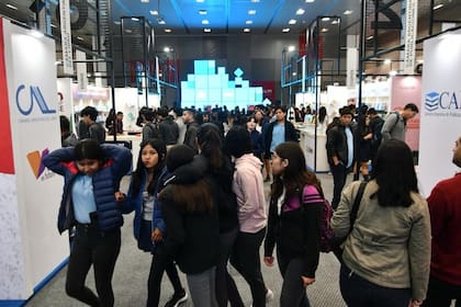 Hay futuro: mucha concurrencia juvenil en el primer día de la Feria del Libro de Santiago del Estero