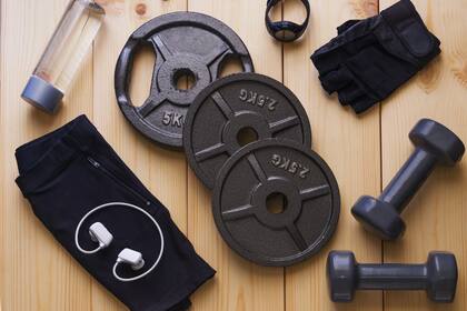 Hay gyms que también ofrecen discos y mancuernas en alquiler