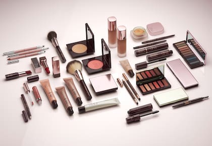 Hay lotes de cosméticos y productos de cuidado capilar y cuidado personal