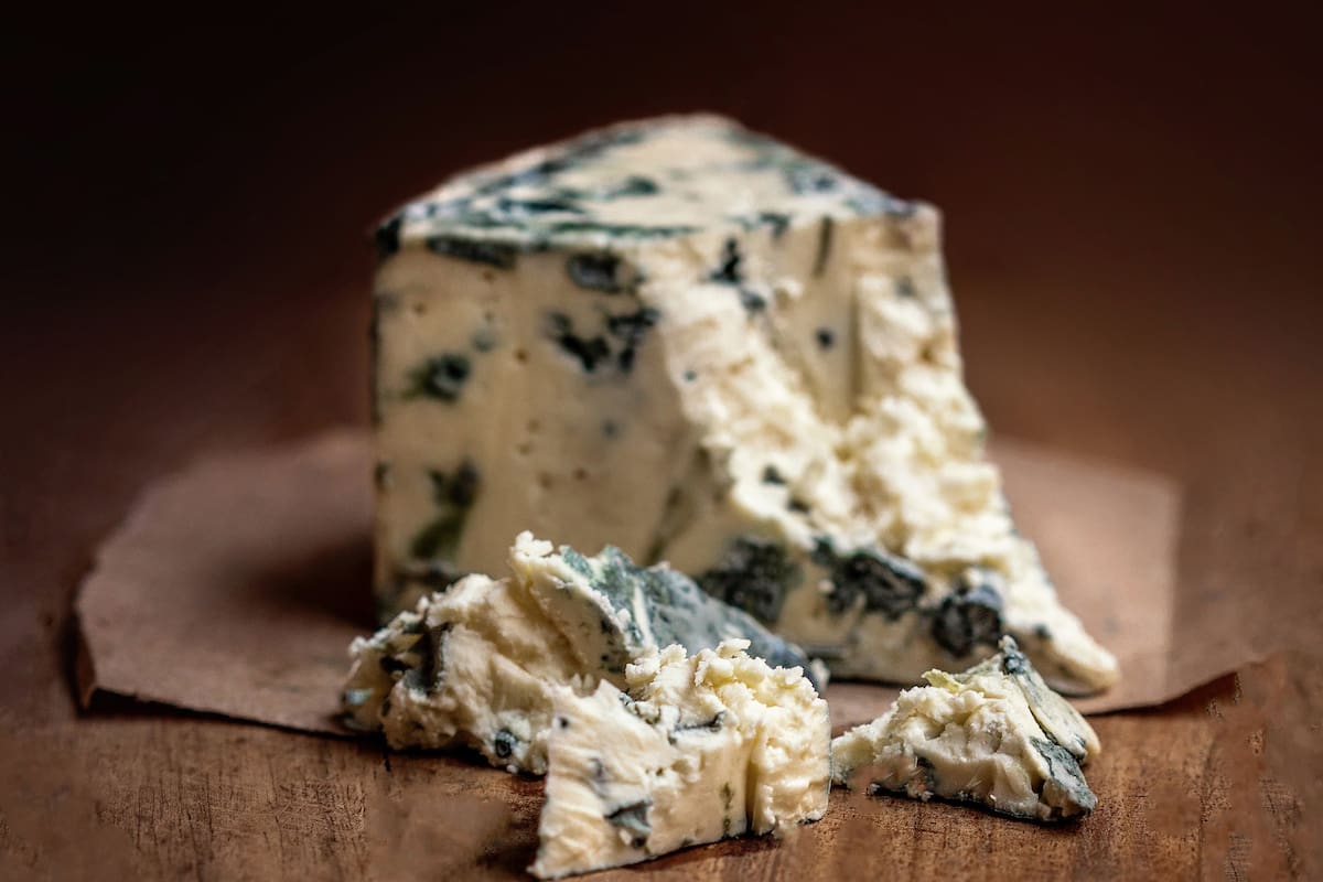 Hay más de 700 variedades de Penicilium roqueforti, el hongo que le da personalidad a este emblema francés