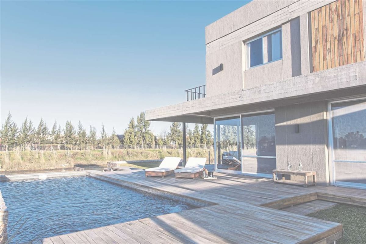 Hay materiales que, con adecuado mantenimiento, permiten prolongar notoriamente la vida útil de los decks. FOTO: Gentileza Pompi Gutnisky / Archivo revista Living