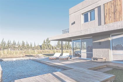 Hay materiales que, con adecuado mantenimiento, permiten prolongar notoriamente la vida útil de los decks. FOTO: Gentileza Pompi Gutnisky / Archivo revista Living