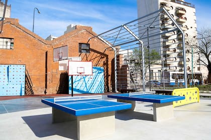 Hay mesas de ping pong, aros de básquet y escalada