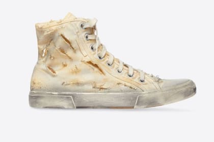 Hay modelos claros y oscuros de las París "full destroyed" y su precio es de 1450 euros, que equivale a unos 1500 dólares, unos 316.500 pesos al blue