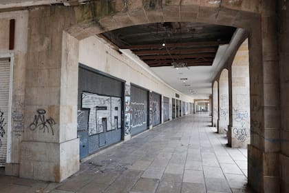 Hay muchos daños estructurales en la recova de la rambla, persianas vandalizadas y problemas hasta en los cielorrasos