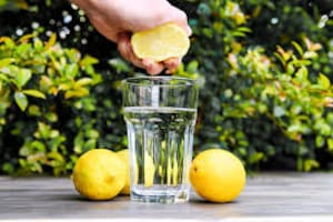 Hay muchos debates sobre si tiene beneficios o no tomar agua con limón.