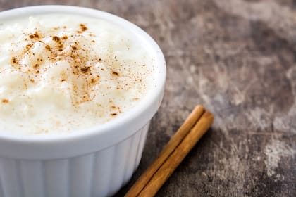 Hay muchos mitos sobre la historia del arroz con leche, pero el más acertado indica que es un postre oriundo de Francia y el siglo XVIII