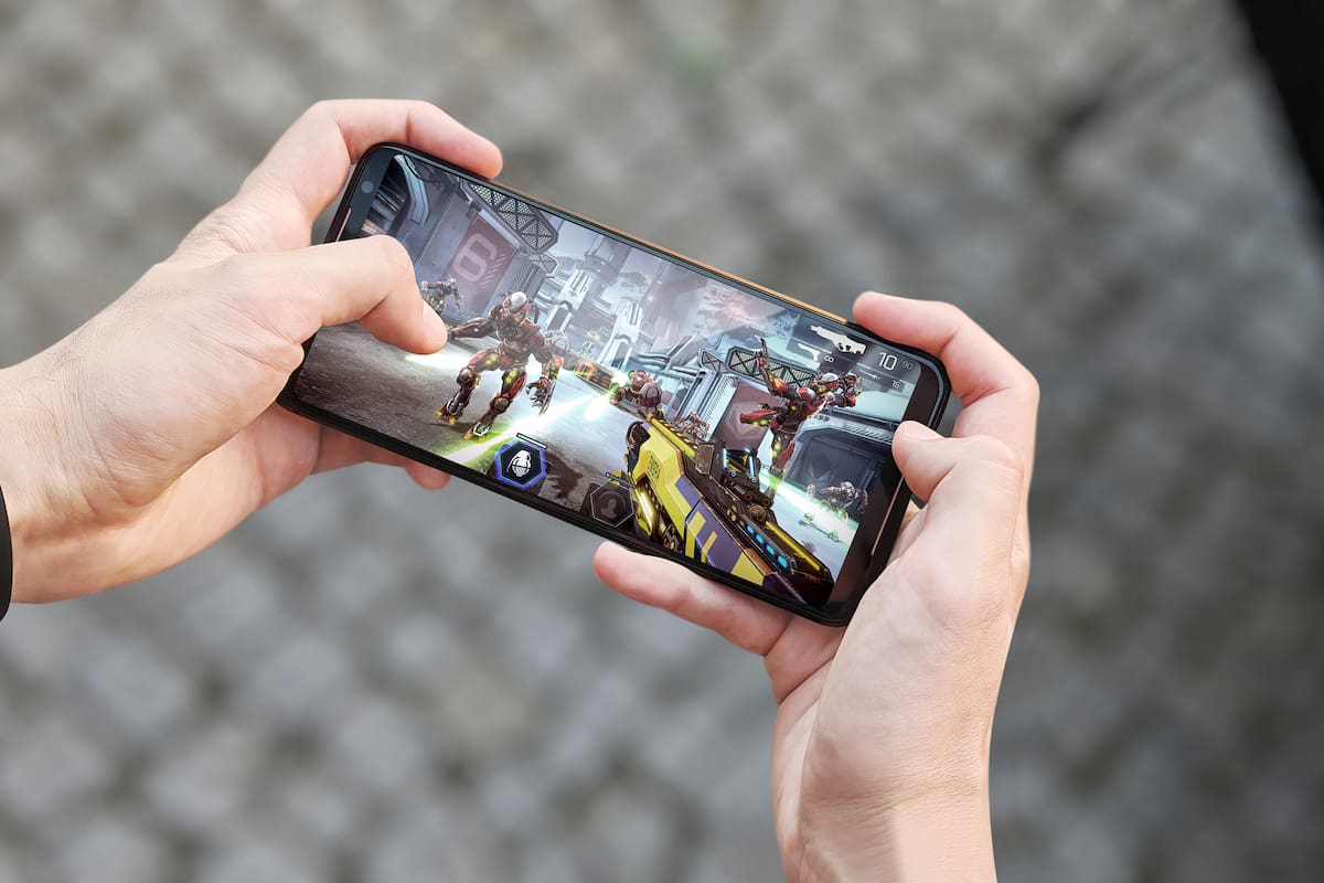 Hay muchos smartphones gamer que ofrecen gatillos en el marco del teléfono para facilitar la interacción con los juegos