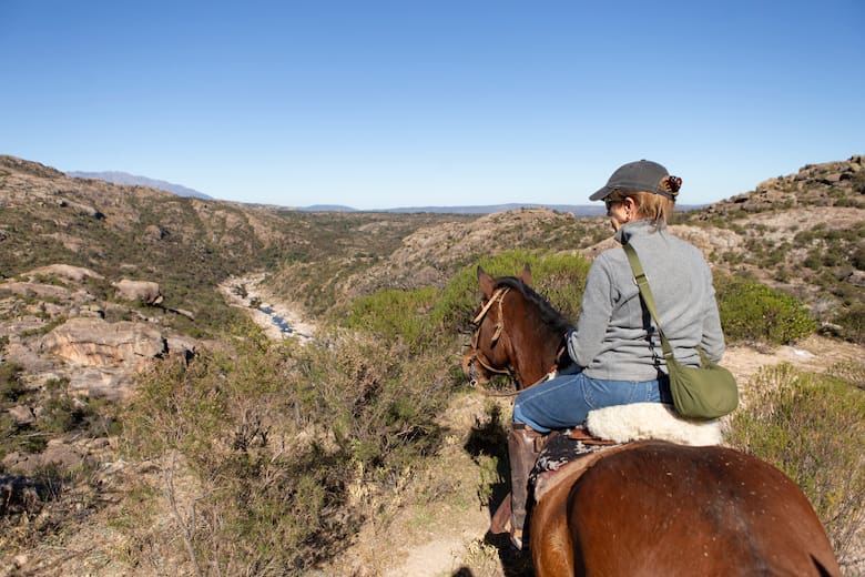 La estancia cordobesa que transformó una casa de piedra en un refugio serrano con historia