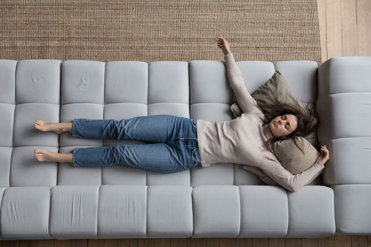 Hay ocho posiciones/acciones que las personas ejecutan durante el descanso y reflejan señales de que los niveles de estrés y cortisol son muy elevados