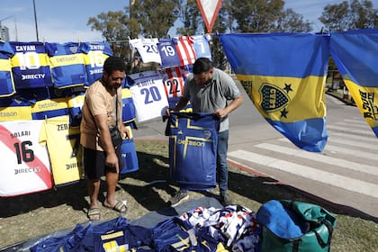 Hay ofertas de camisetas en los alrededores del estadio Kempes