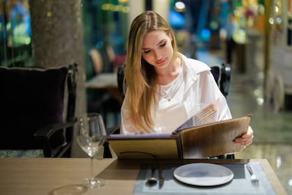 Hay personas que no toleran la idea de salir a cenar solos