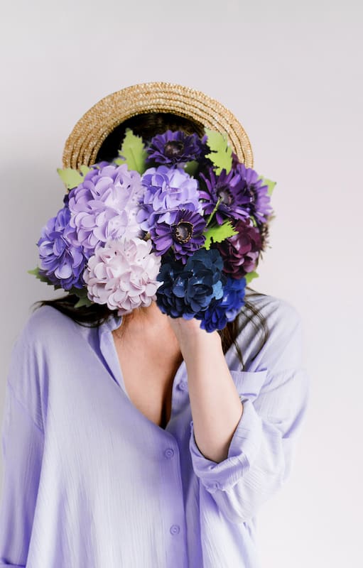 Hay plantas con flores capaces de vivir en condiciones intermedias de luminosidad