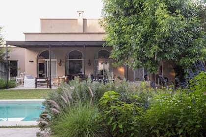 Hay que atravesar la casa para descubrir el jardín que se esconde detrás