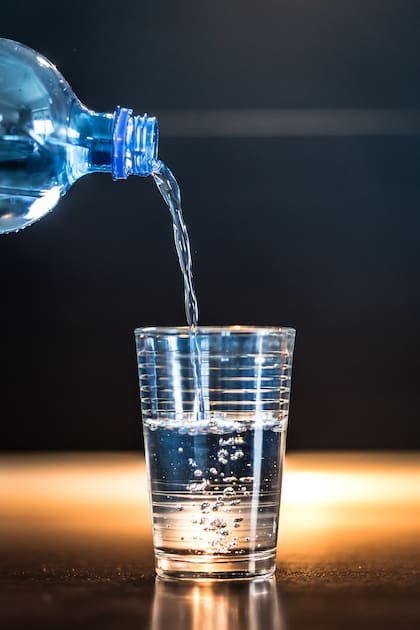 Hay que beber dos vasos por comida, ocho diarios diarios