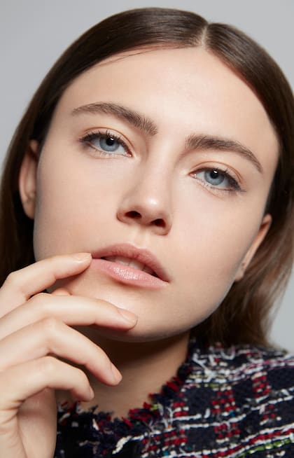 Hay que darle forma a las cejas, emprolijarlas y definirlas. Maquilló Estefanía Novillo para Estudio Novillo con productos L’Oréal Paris Argentina