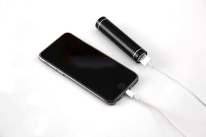 Hay que evitar cargar el celular al 100% y evitar que esté por debajo del 20% de carga