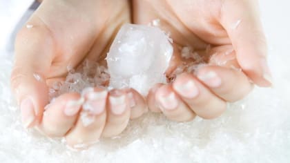 Hay que evitar en lo más posible aplicar el hielo de forma directa en la piel, es mejor usar una toalla