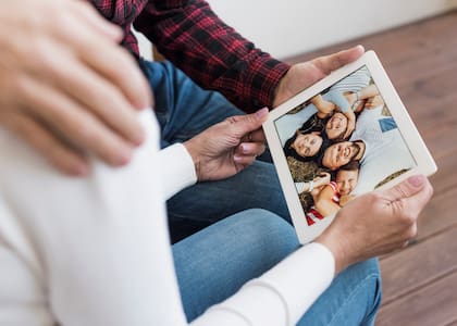 Hay que evitar las fotos tristes o que transmitan mala energía (Foto: Freepik)