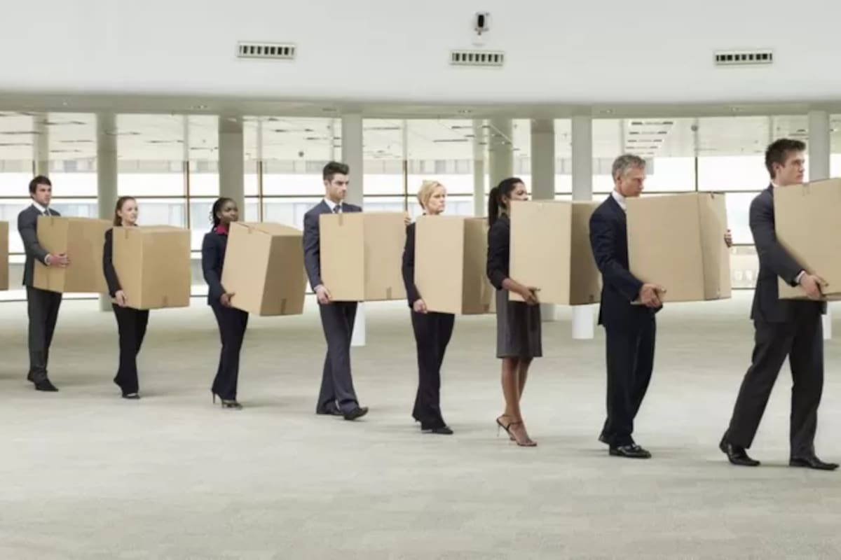 Hay que felicitar a la persona que renuncia y desearle lo mejor. Desafortunadamente, demasiados gerentes pasan por alto este paso simple e importante y dejan que sus emociones se apoderen de la conversación sobre la renuncia