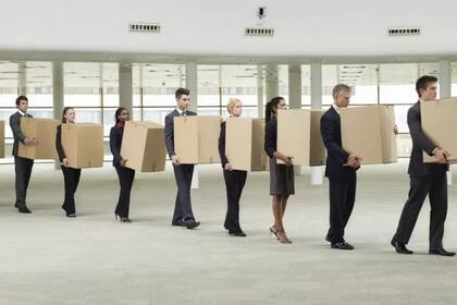 Hay que felicitar a la persona que renuncia y desearle lo mejor. Desafortunadamente, demasiados gerentes pasan por alto este paso simple e importante y dejan que sus emociones se apoderen de la conversación sobre la renuncia