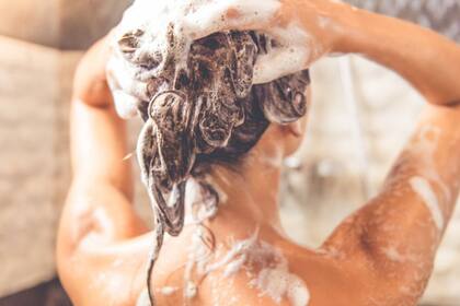 Hay que lavarse la cabeza con shampoo dos veces en cada baño y no más de dos o tres por semana
