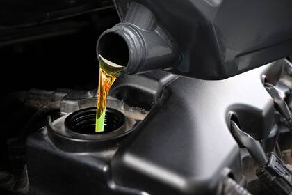 Hay que revisar el nivel del aceite y del líquido refrigerante del motor antes de emprender un viaje largo