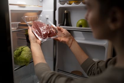 Hay que sacar la carne de la bolsa plástica si no está al vacío (Foto: Freepik)