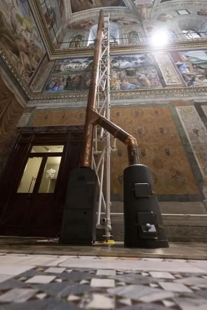Hay que tener cuidados extremos cuando se instala la chimenea para no dañar el techo de la capilla.