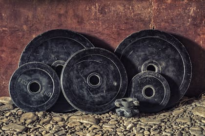 Hay que tener en cuenta que para levantar una barra olímpica se necesita un cierto entrenamiento muscular previo para no causar una lesión