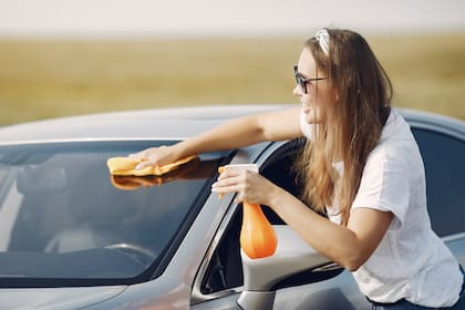 Hay que utilizar los materiales correctos para asegurar la limpieza correcta de los vidrios del auto