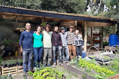 Hay quienes brindan solidariamente herramientas para que otros se capaciten y cultiven la tierra.