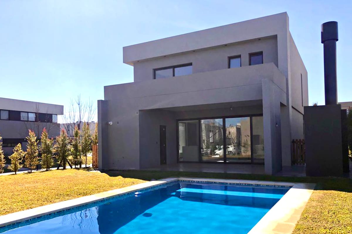 Hay quienes opinan que el precio de la propiedad no encarece si tiene pileta (pero sí disminuye si no la tiene)