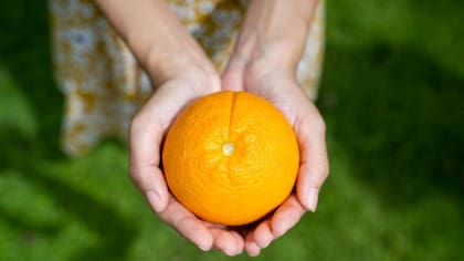 Hay quienes simplemente guardan un trozo de cáscara de naranja seca en una pequeña bolsa plástica y la rocían con canela