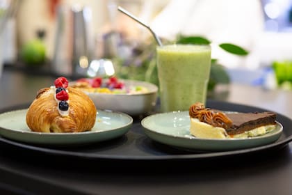 Hay ricas opciones de pastelería, pancakes, bowls de yogur y fruta, croissants (incluso uno vegano), sándwiches, ensaladas, croissants rellenos y pizza.