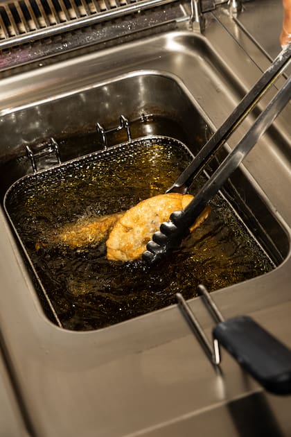 “Hay sabores que ganan con la fritura —más crocancia, más jugo retenido— y otros que se lucen mejor al horno, con una cocción más pareja y liviana. La decisión no es antojo, es entender qué le conviene a cada relleno”, explica Bargero