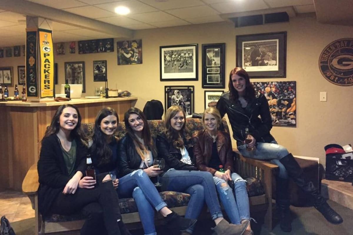 Hay seis chicas sentadas en un sofá, pero a primera vista hay solo cinco pares de piernas, lo que constituye un misterio óptico que se volvió viral