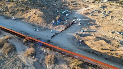 Hay tres campamentos no oficiales a cielo abierto en una zona desértica a medio camino entre San Diego y Caléxico