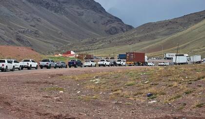 Hay tres horas de demora para cruzar a Chile
