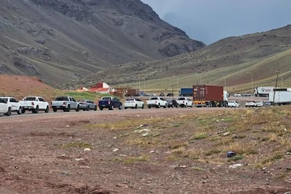 Hay tres horas de demora para cruzar a Chile