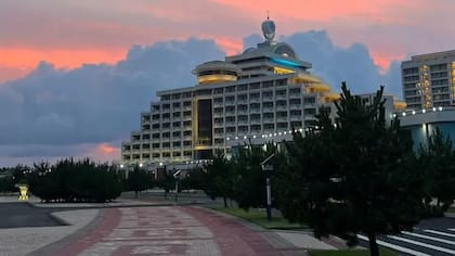 Hay un largo paseo que bordea el frente de los hoteles del complejo turístico