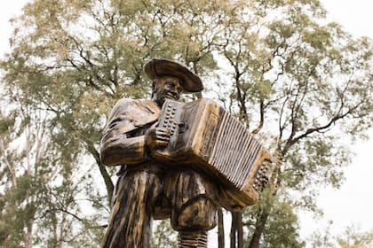 Hay un monumento a Tarragó Ros en la Plaza Mitre.