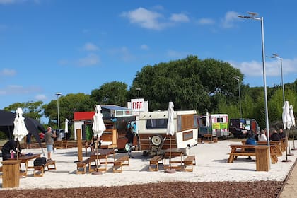 Hay un patio de comidas con food trucks