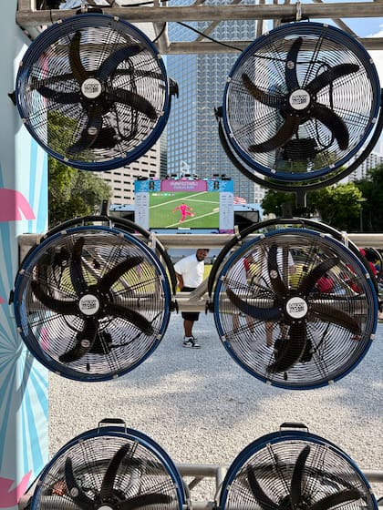 Hay un sector de ventiladores gigantes para refrescarse durante las horas de más calor