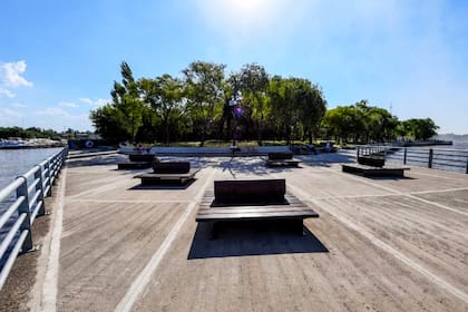 Hay una amplia infraestructura con colegios, clubes, comercios y zonas al aire libre