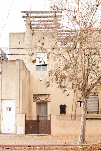 Hay una casa que es obra del arquitecto uruguayo Alejo Martínez y tiene un friso del escultor Alfredo Bigatti.