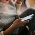 ¿Revisar el celular de tu pareja es delito?