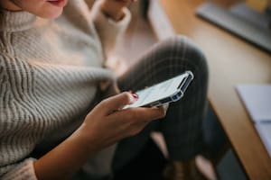 ¿Revisar el celular de tu pareja es delito?