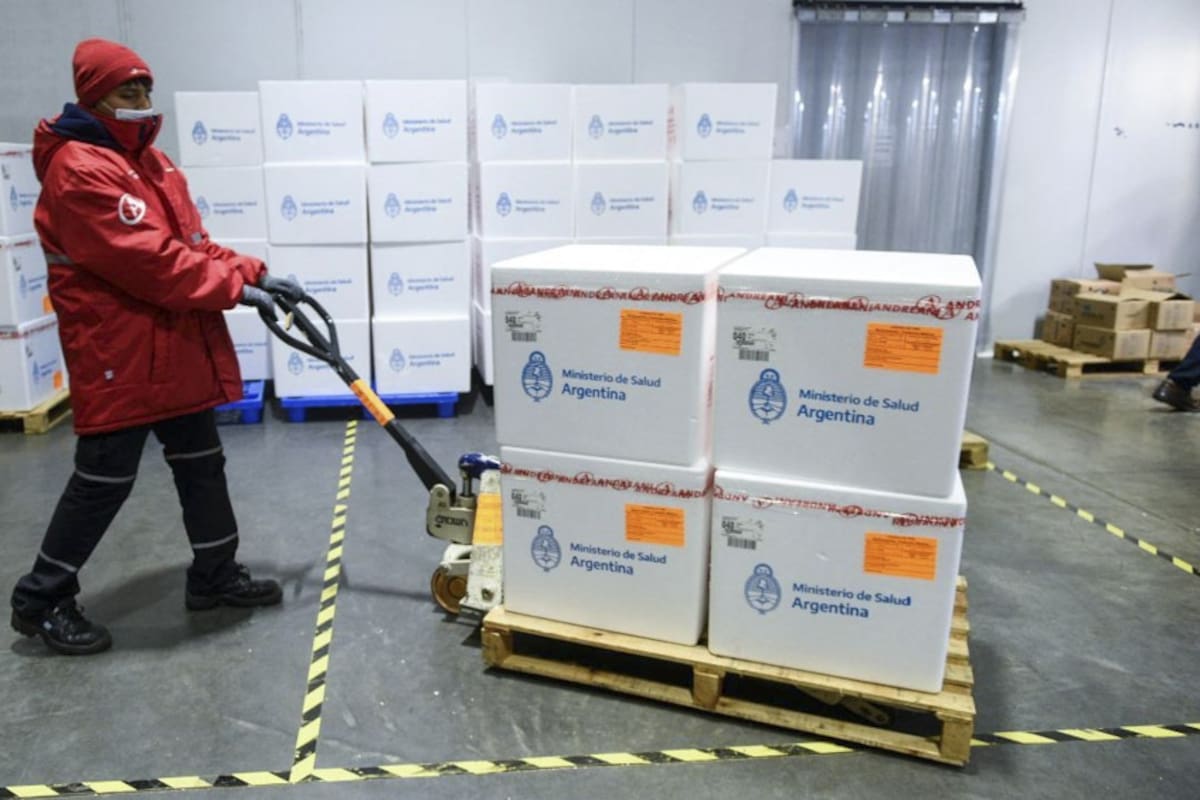 Hay una gran cantidad de vacunas en stock que evidencian el lento avance de la campaña de vacunación en medio de la pandemia de coronavirus