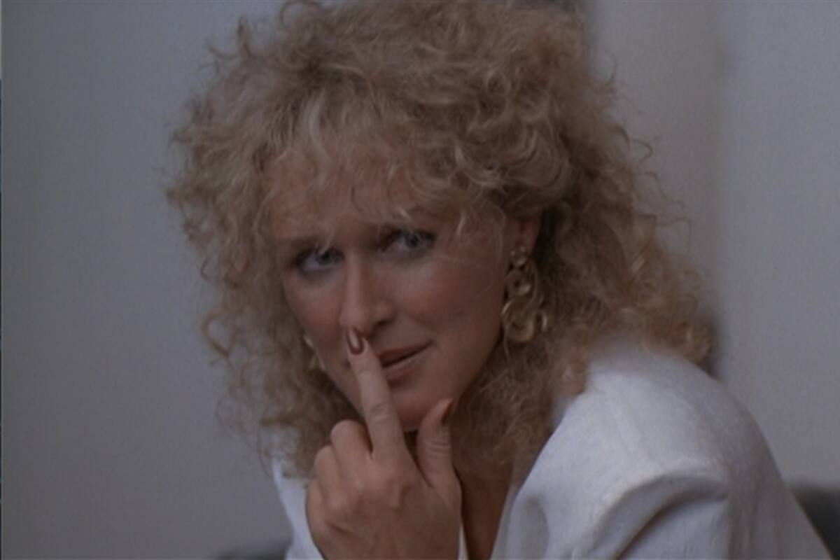 “Hay una narrativa cultural que busca no sólo desoír a las mujeres mayores, sino demonizarnos cuando actuamos de formas que ya no pueden ser desatendidas”, dice la escritora sobre Alex, el personaje de Glenn Close en Atracción fatal